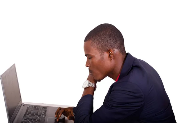 Imagen joven hombre de negocios trabajando en su computadora portátil . —  Fotos de Stock