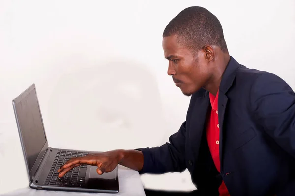 Imagen joven hombre de negocios trabajando en su computadora portátil . —  Fotos de Stock