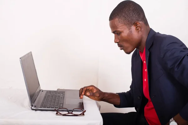 Joven trabajador absorbido en el trabajo —  Fotos de Stock