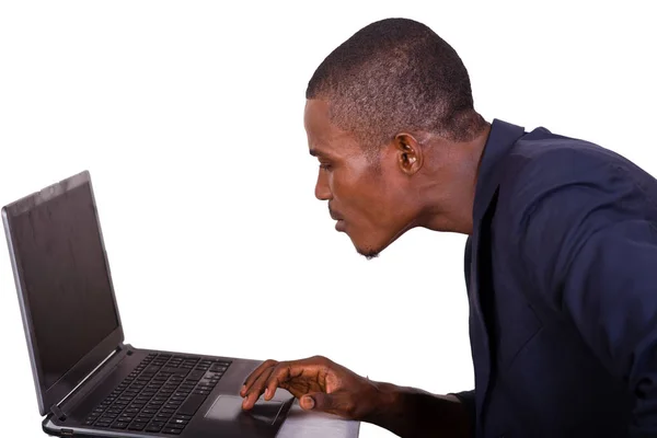 若いビジネスマンを見て彼のコンピューター画面 — ストック写真