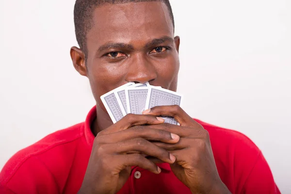 Hombre jugando a las cartas — Foto de Stock