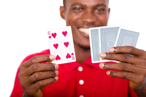 Hombre divertido y feliz mostrando tarjetas de juego — Foto de Stock