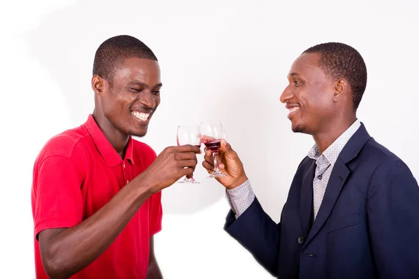 二人の幸せな男性がワインのグラスで乾杯 — ストック写真