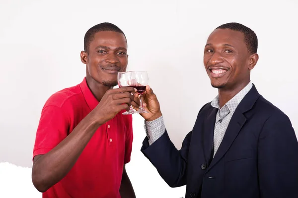 两个快乐的男人用一杯酒敬酒 — 图库照片