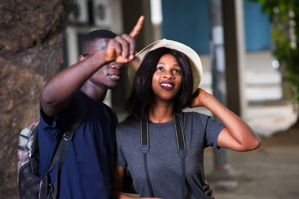 Tourist couple traveling and using the map. — Stock Photo, Image