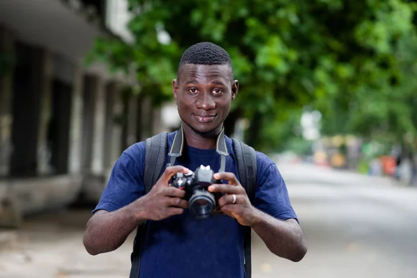 Mladý turista fotí městskou krajinu. — Stock fotografie