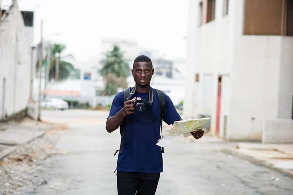 Retrato de um jovem turista visitando uma cidade — Fotografia de Stock