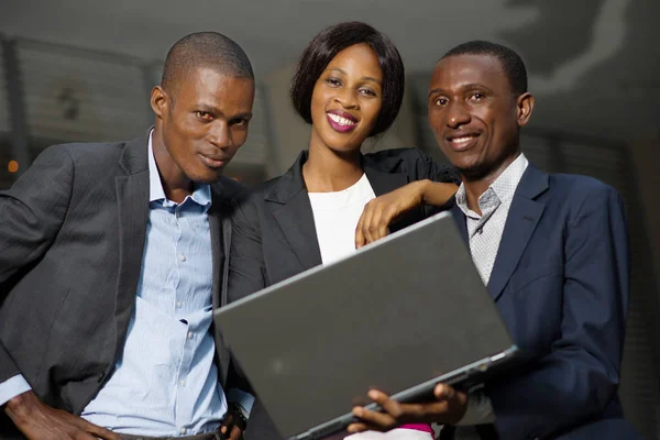 dizüstü bilgisayar üzerinde çalışan iş adamları grubu