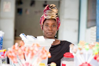 olgun satıcı geldi bakarak kullanışlı standı arkasında oturan