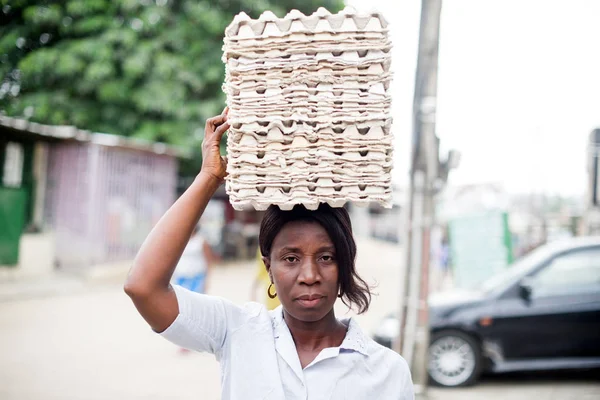 Giovane donna con carte uovo vuote sulla testa — Foto Stock
