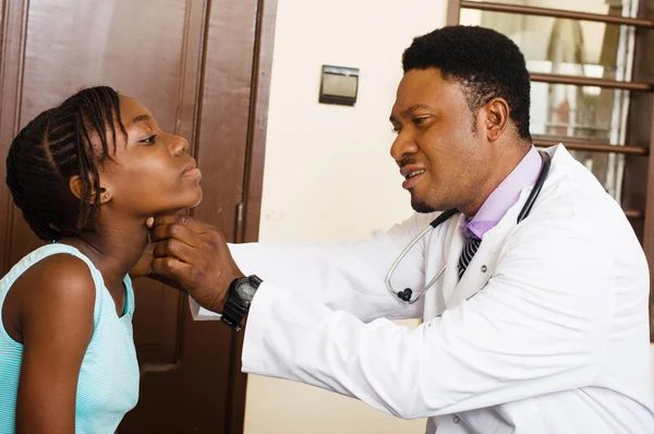Orvos vizsgálja a beteg az ő klinikán. — Stock Fotó