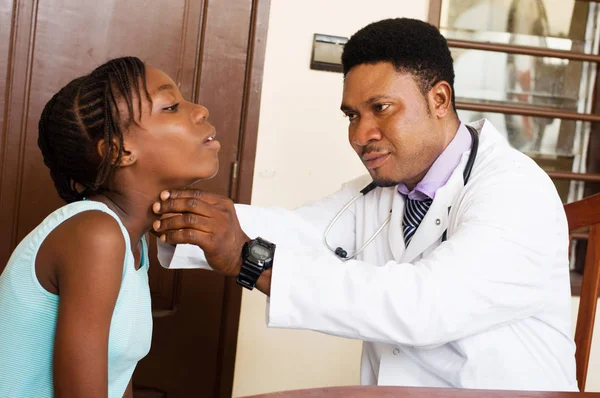 doktor kliniğinde bir hasta yı muayene ediyor.