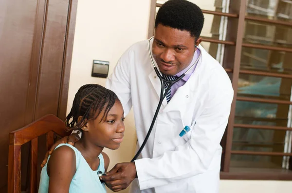 Médico examina a una paciente en su clínica . —  Fotos de Stock