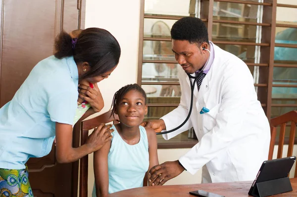 Médico em seu consultório com pacientes . — Fotografia de Stock