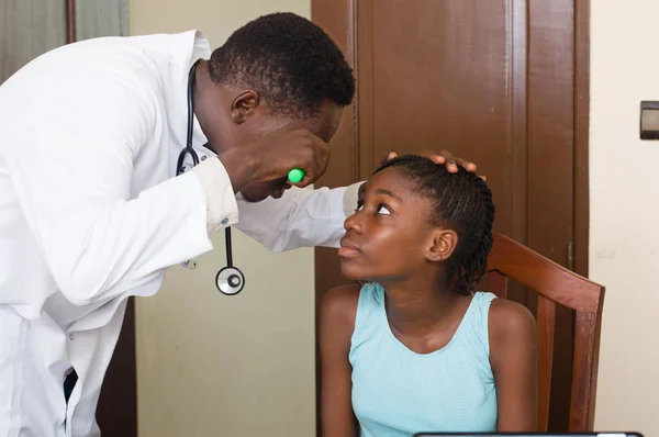 Médico consulta os olhos de seu paciente . — Fotografia de Stock