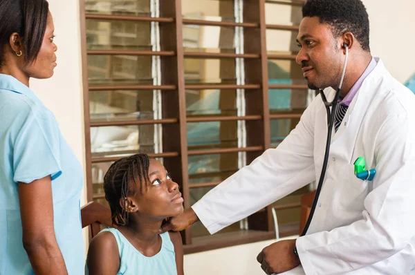 Doctor y sus pacientes en su consultorio . —  Fotos de Stock