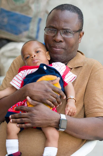 Een man en zijn baby. — Stockfoto