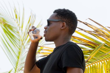 Afrikalı genç adam portresi.