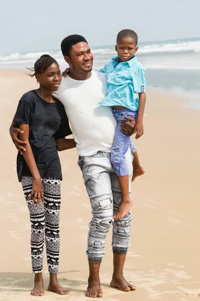 Sahilde küçük Afrikalı aile. — Stok fotoğraf
