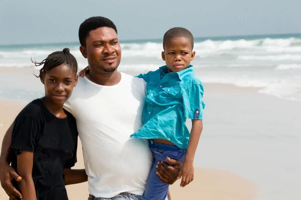 Μικρή αφρικανική οικογένεια στην παραλία. — Φωτογραφία Αρχείου