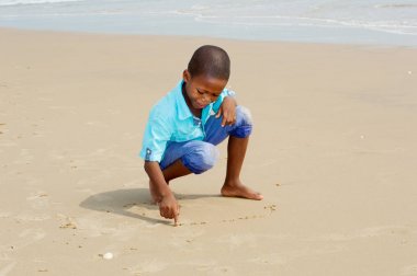 küçük çocuk plajda eğlenmek.