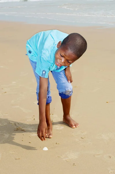 Kleine jongen plezier op het strand. — Stockfoto