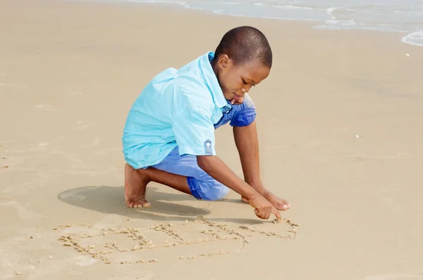 Kleine jongen plezier op het strand. — Stockfoto