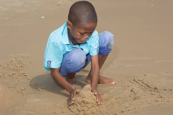 Kind spelen met natte zand. — Stockfoto