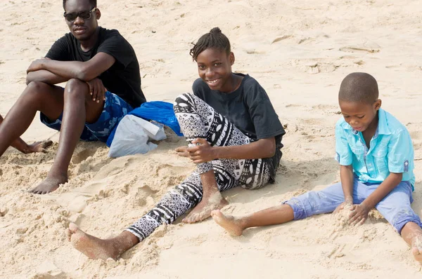 Familie aan het strand — Stockfoto