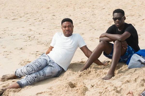 Dva mladí lidé na pláži. — Stock fotografie