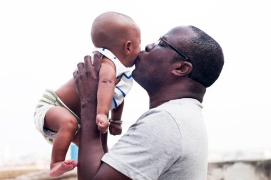 Bebeği ile yetişkin adam