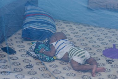 bir sivrisinek ağı altında uyuyan bebek bebek