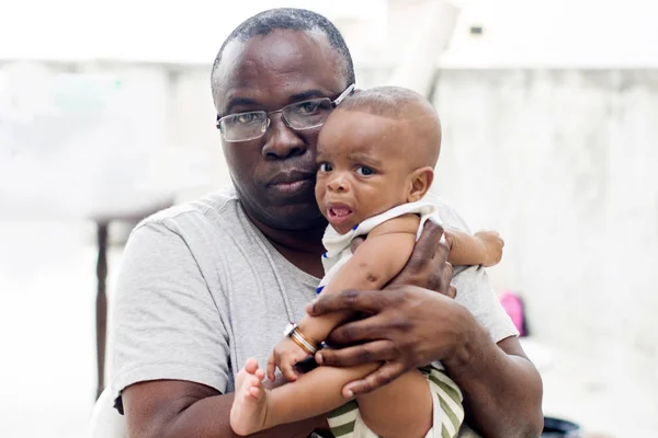 Portret van een jonge man en zijn baby. — Stockfoto