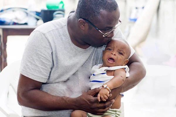 Portret van een jonge man en zijn baby. — Stockfoto