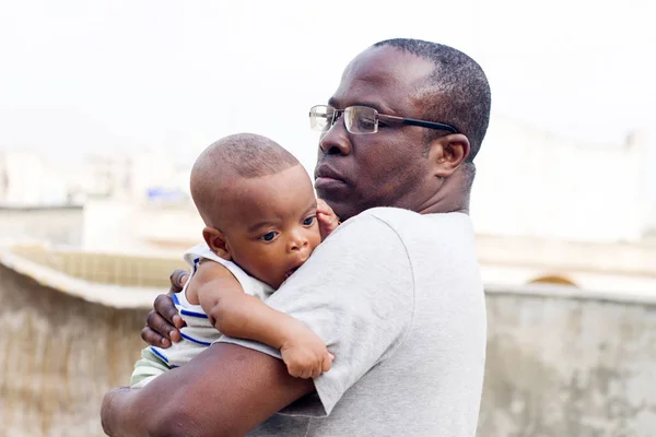 Portret van een jonge man en zijn baby. — Stockfoto