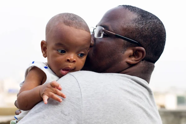 Volwassen man met zijn baby — Stockfoto