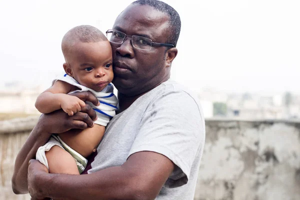 Volwassen man met zijn baby — Stockfoto