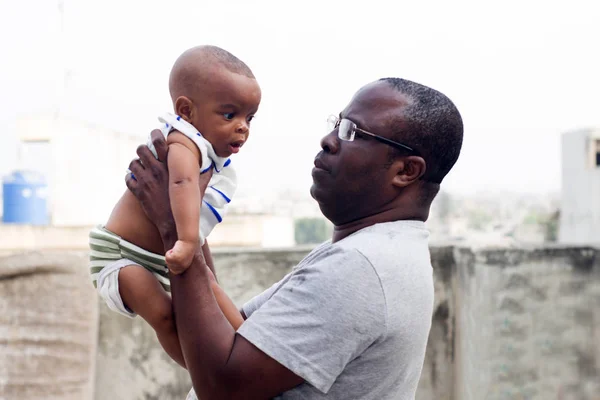 Volwassen man met zijn baby — Stockfoto