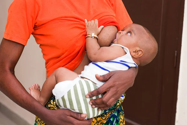 Bebek annesinin kollarında — Stok fotoğraf