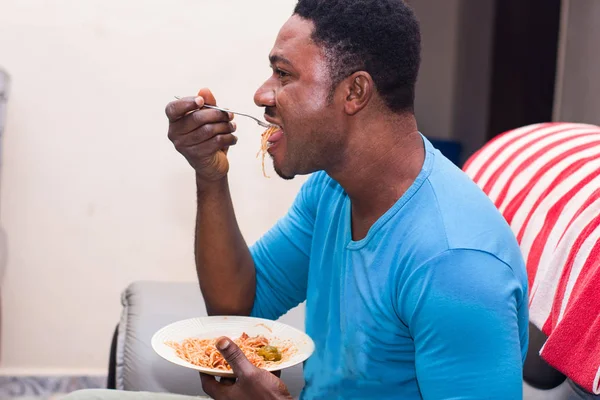 スパゲティ食べてる若い男 — ストック写真
