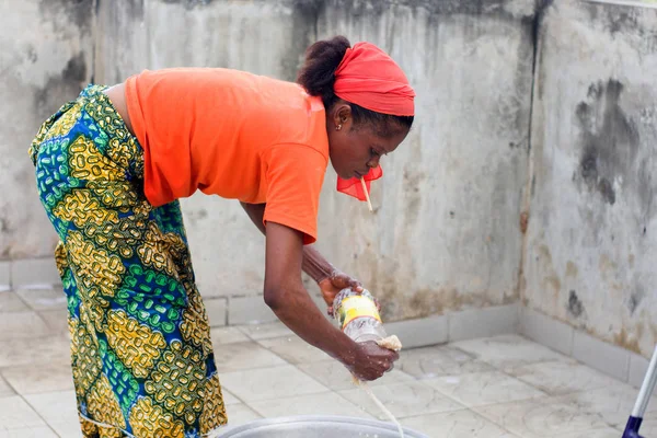 Young woman washes dishes — Stock Photo, Image