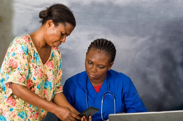 의료팀은 디지털 태블릿을 사용하여 상호 작용합니다. — 스톡 사진