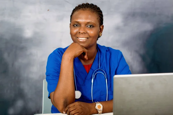 Giovane donna sorridente medico in ufficio — Foto Stock