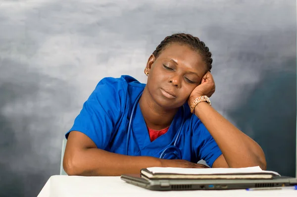 Female doctor sleeping at work — Stock Photo, Image