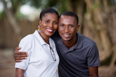 mutlu bir çift açık havada kucaklayan