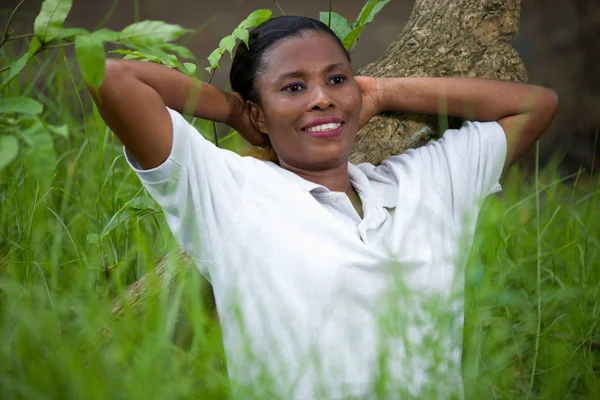 Вільна жінка сидить на траві — стокове фото