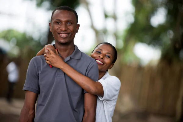 Casal feliz abraçando ao ar livre — Fotografia de Stock