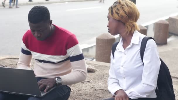 Молодий Студент Сидить Відкритому Повітрі Ноутбуком Робить Дослідження Його Друг — стокове відео