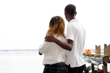 Genç çift gölün kıyısındaki rıhtımda duruyor..