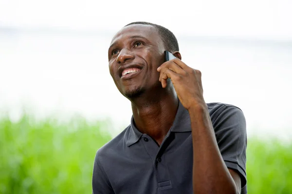 Портрет молодого чоловіка, що розмовляє по телефону — стокове фото